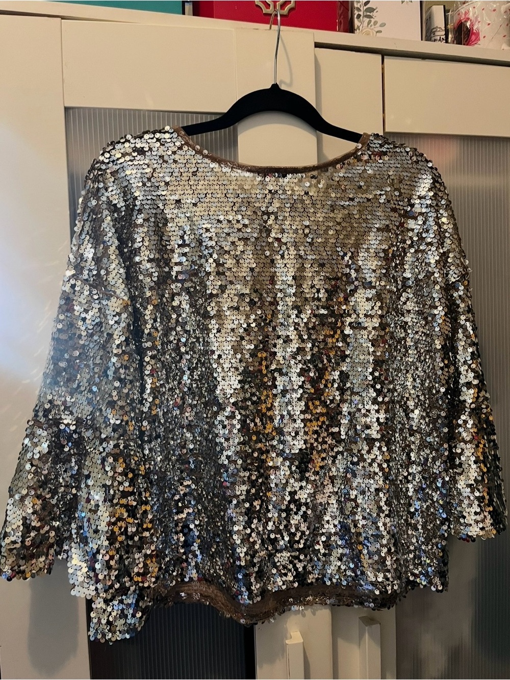 BOLD elements Silver Sequin Short Sleeve Top